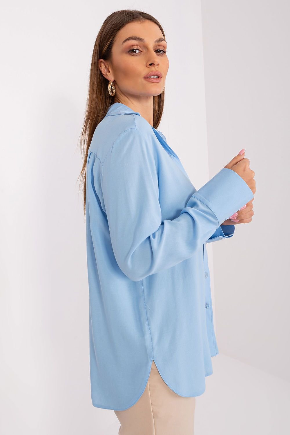 Women's shirt with long sleeves and a collar