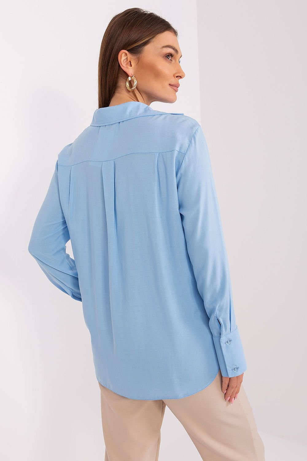 Women's shirt with long sleeves and a collar