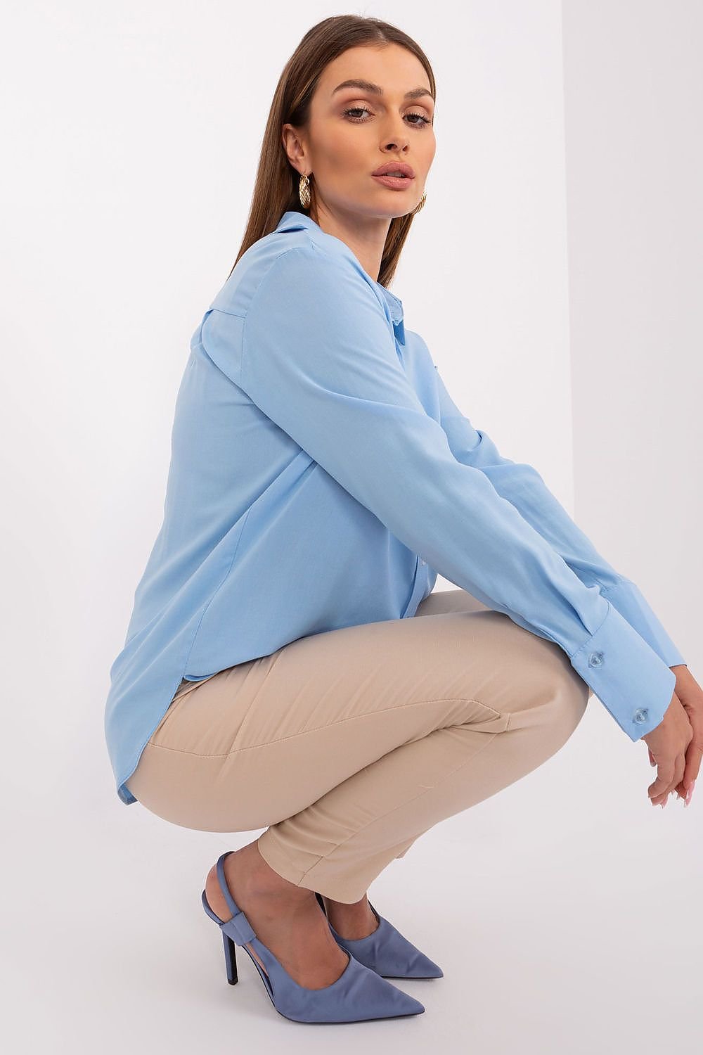 Women's shirt with long sleeves and a collar