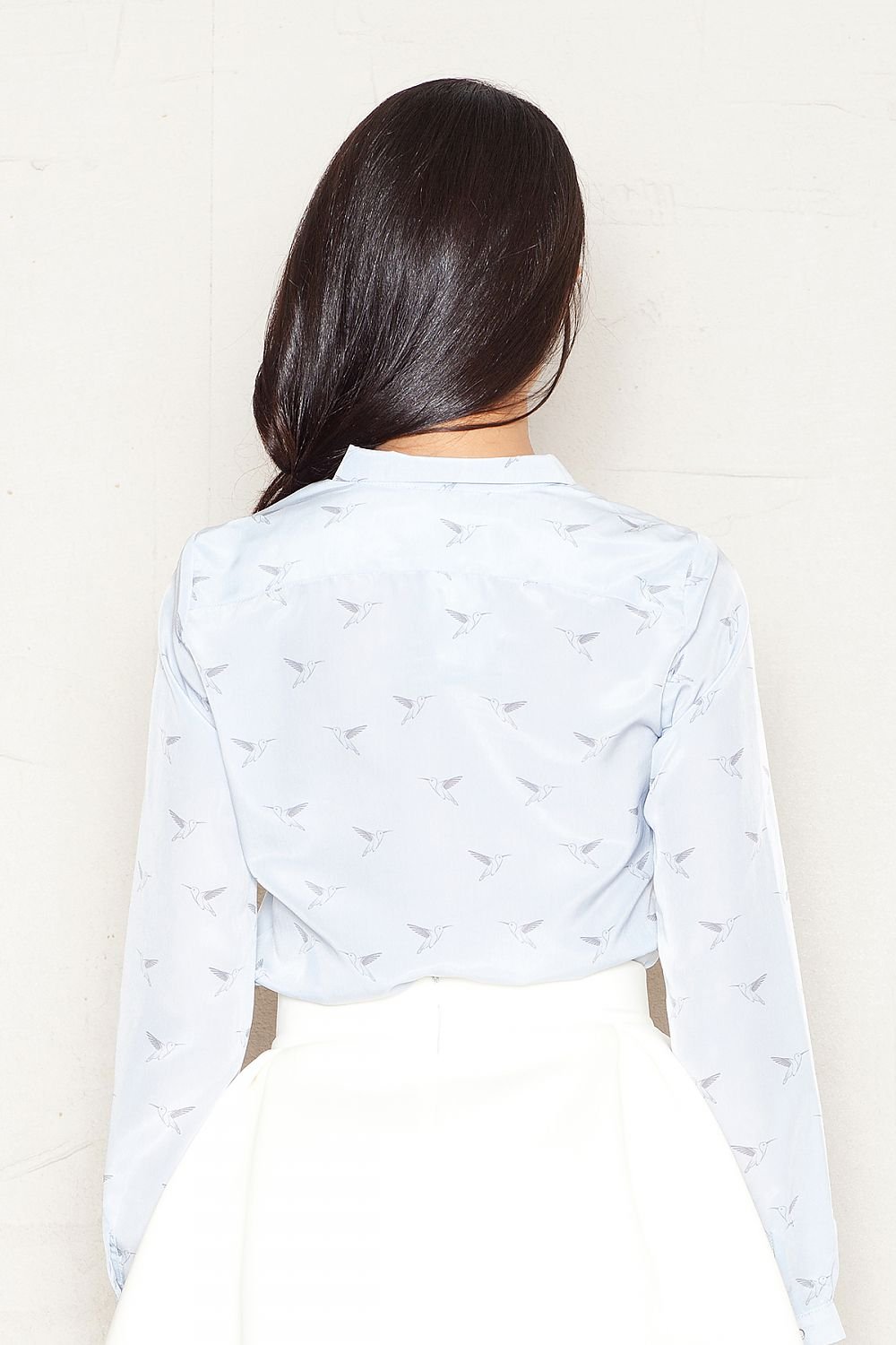 Elegant ladies' shirt with a loose fit and long sleeves