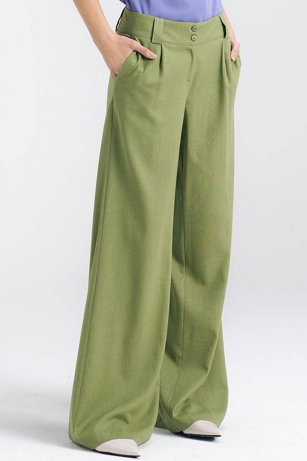 Women's pants with a relaxed fit