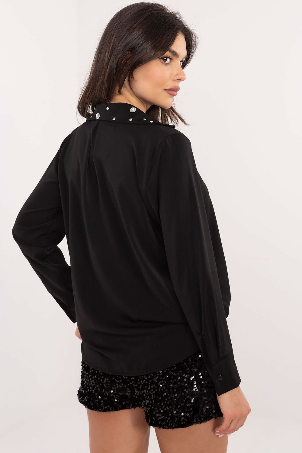 Women's shirt with a classic cut with long sleeve