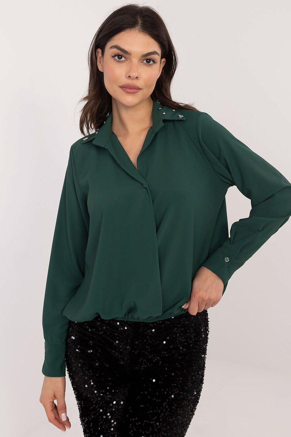 Women's shirt with a classic cut with long sleeve