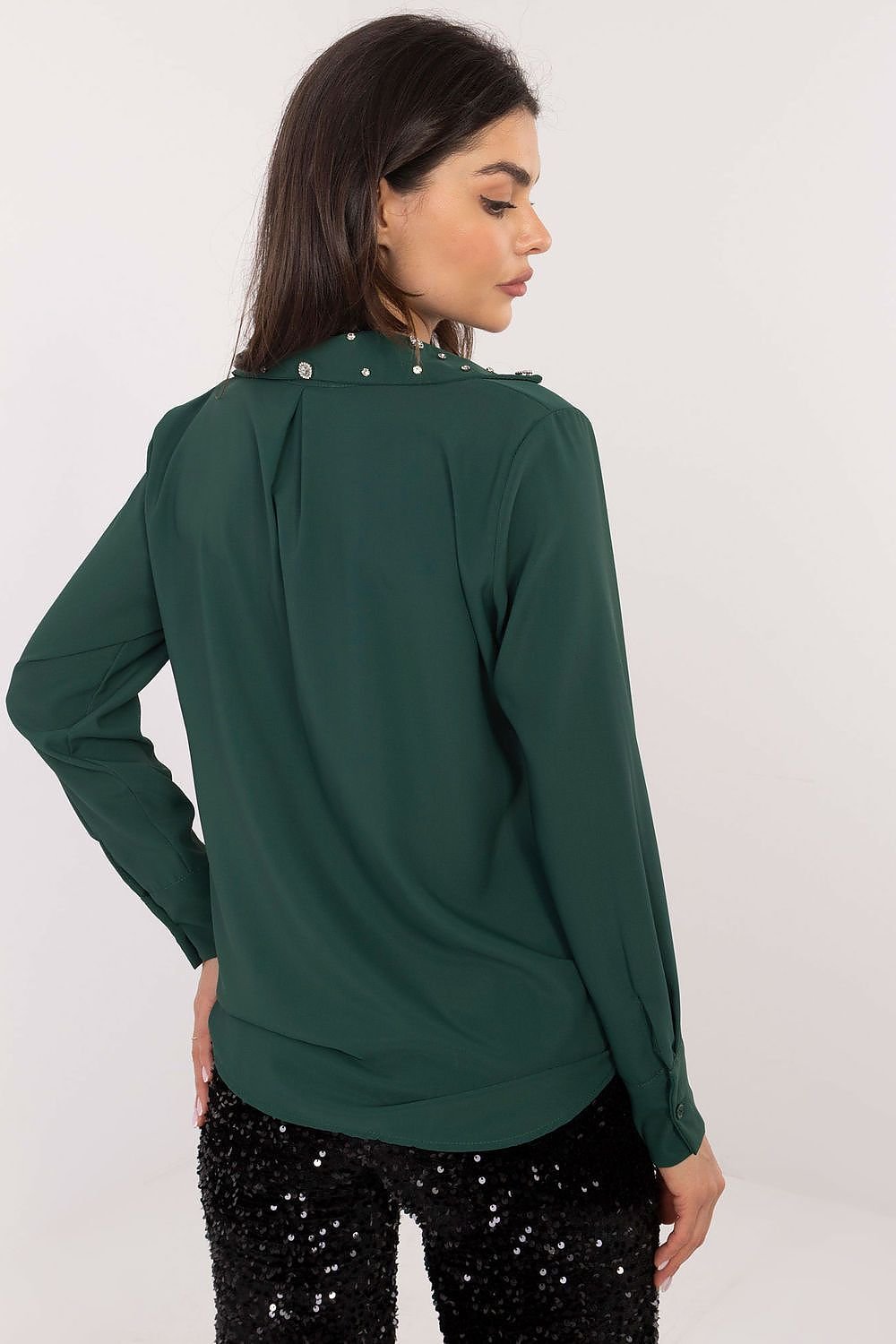 Women's shirt with a classic cut with long sleeve