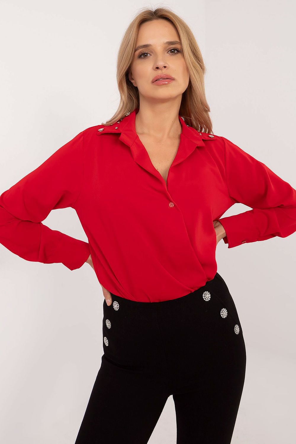 Women's shirt with a classic cut with long sleeve