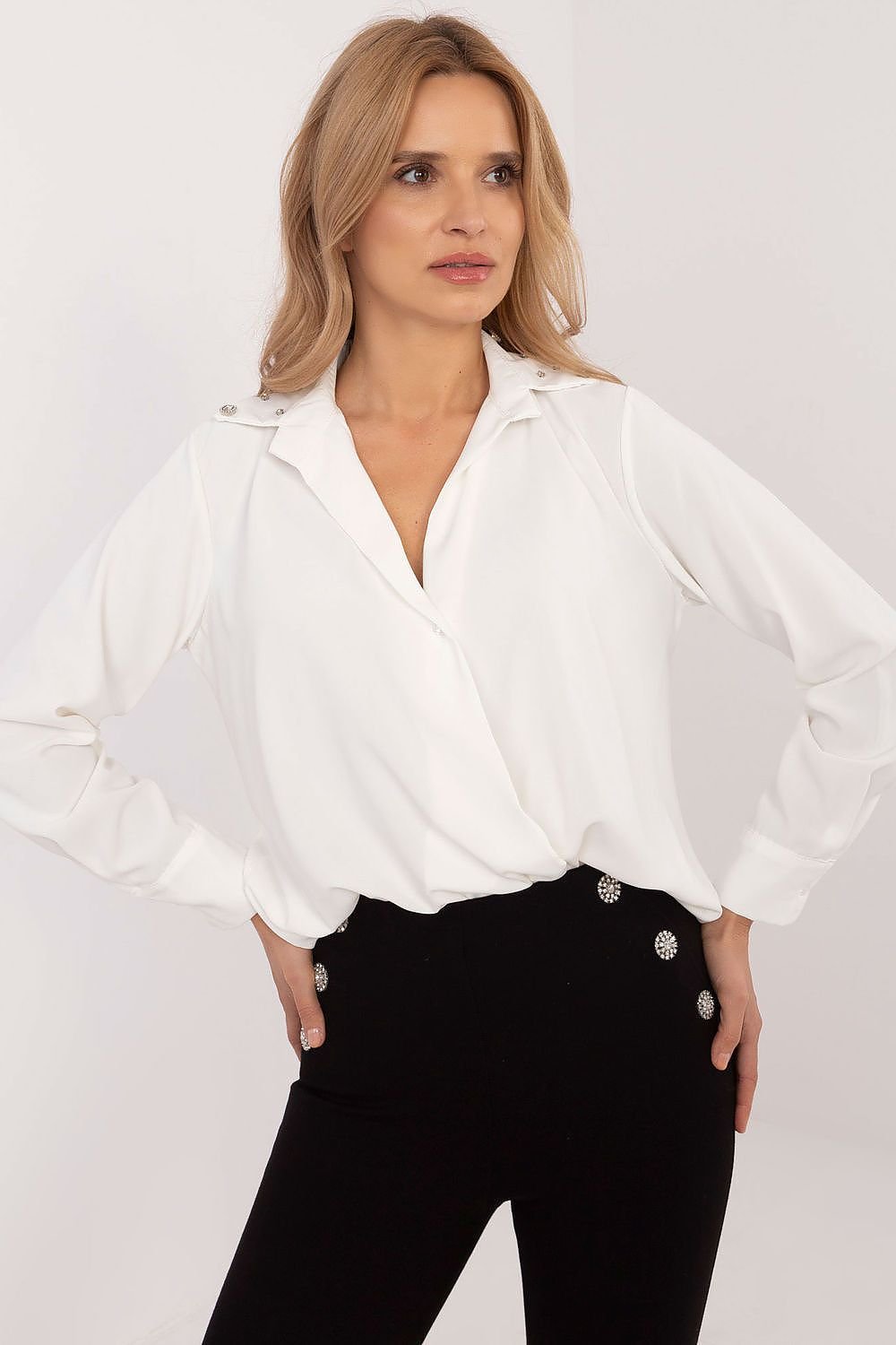 Women's shirt with a classic cut with long sleeve