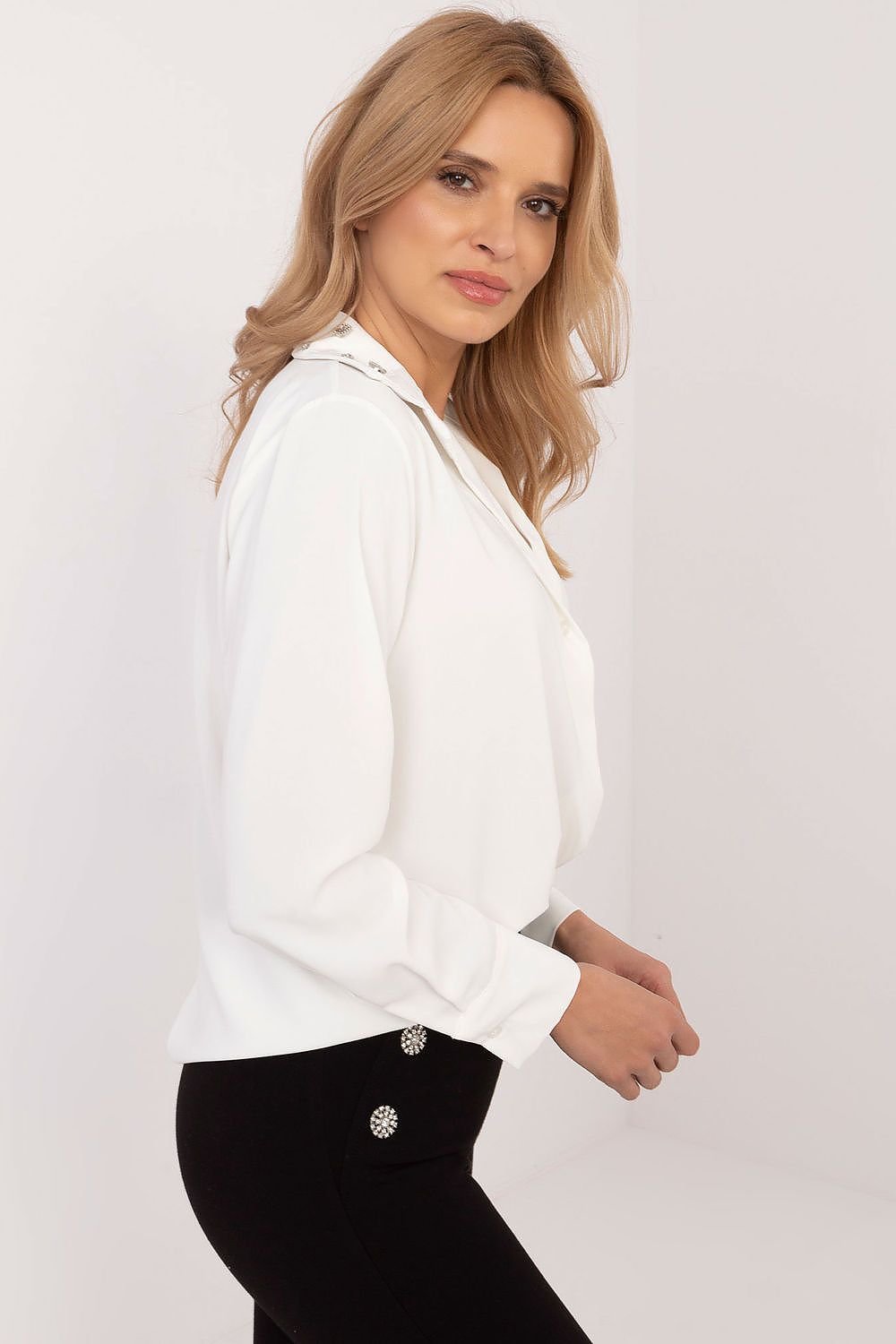 Women's shirt with a classic cut with long sleeve