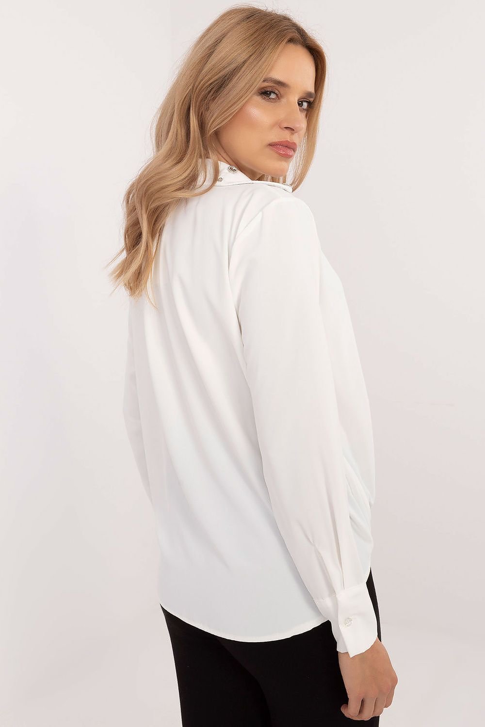 Women's shirt with a classic cut with long sleeve