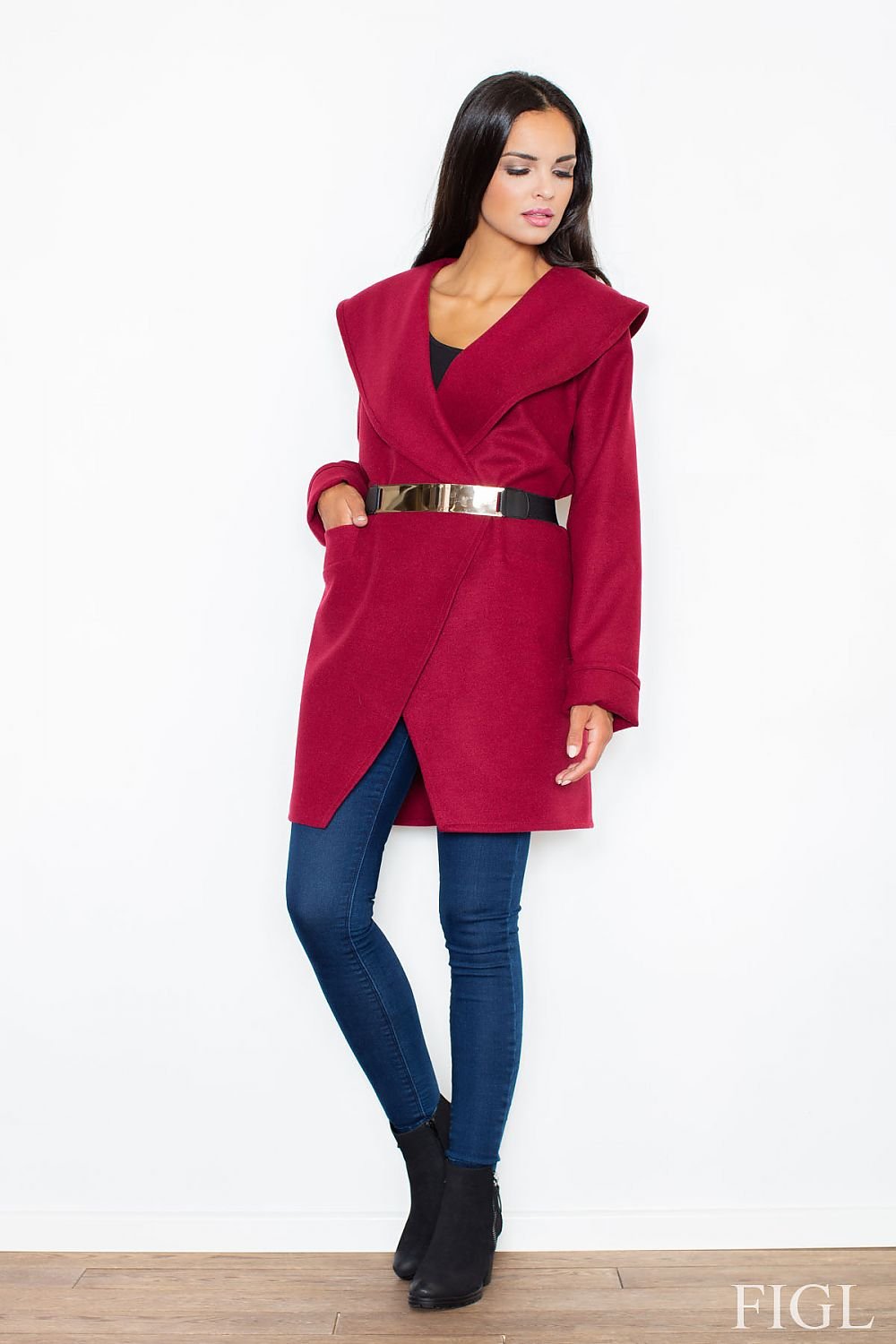 attractive, loose-fitting coat