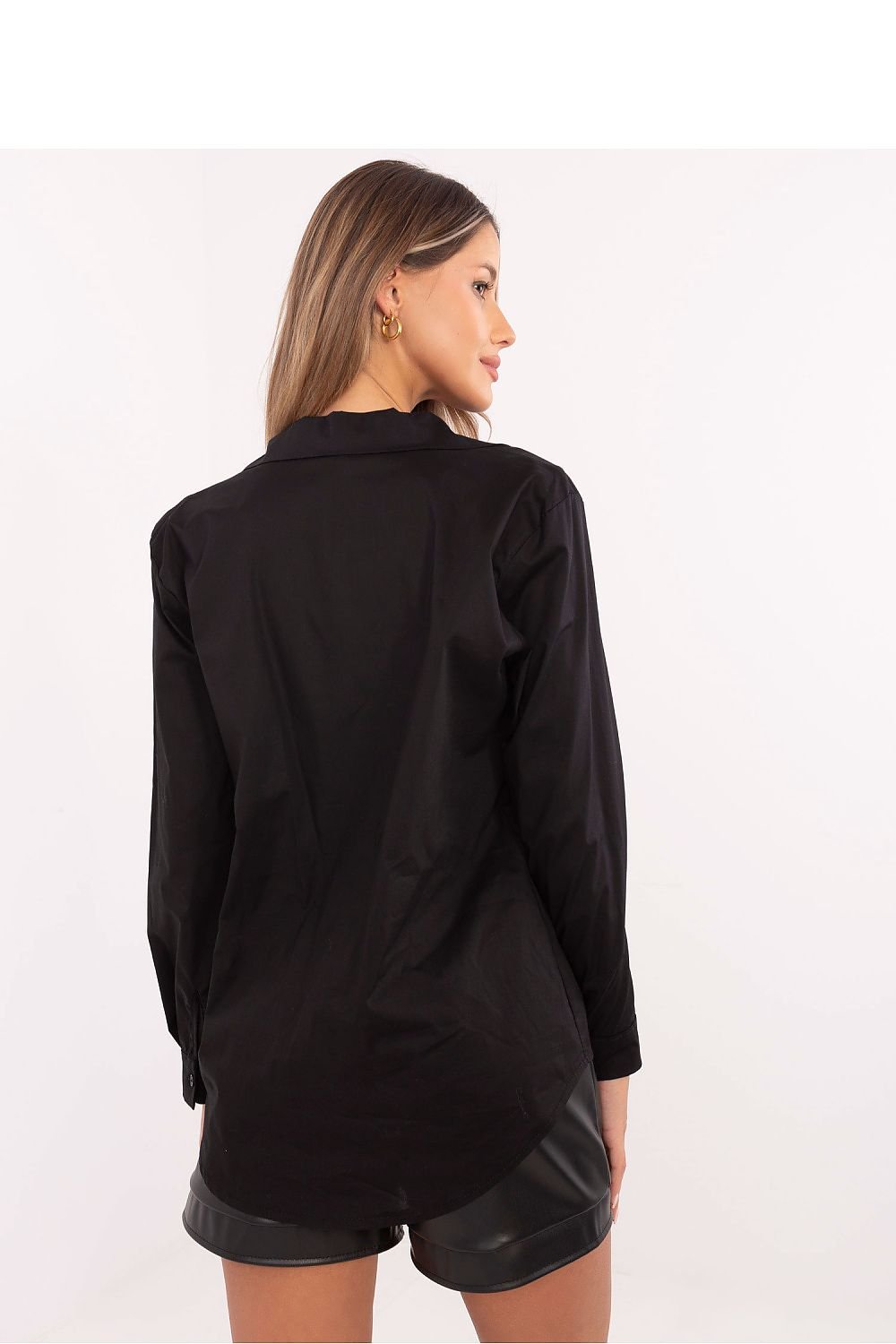 This casual women's shirt is a stylish choice for everyday with long sleeve