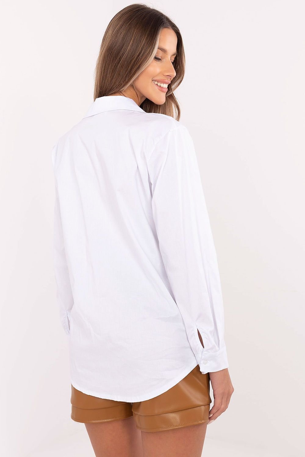 This casual women's shirt is a stylish choice for everyday with long sleeve