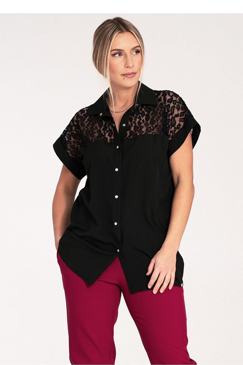 Short-sleeved shirt with an extended cut, buttoned