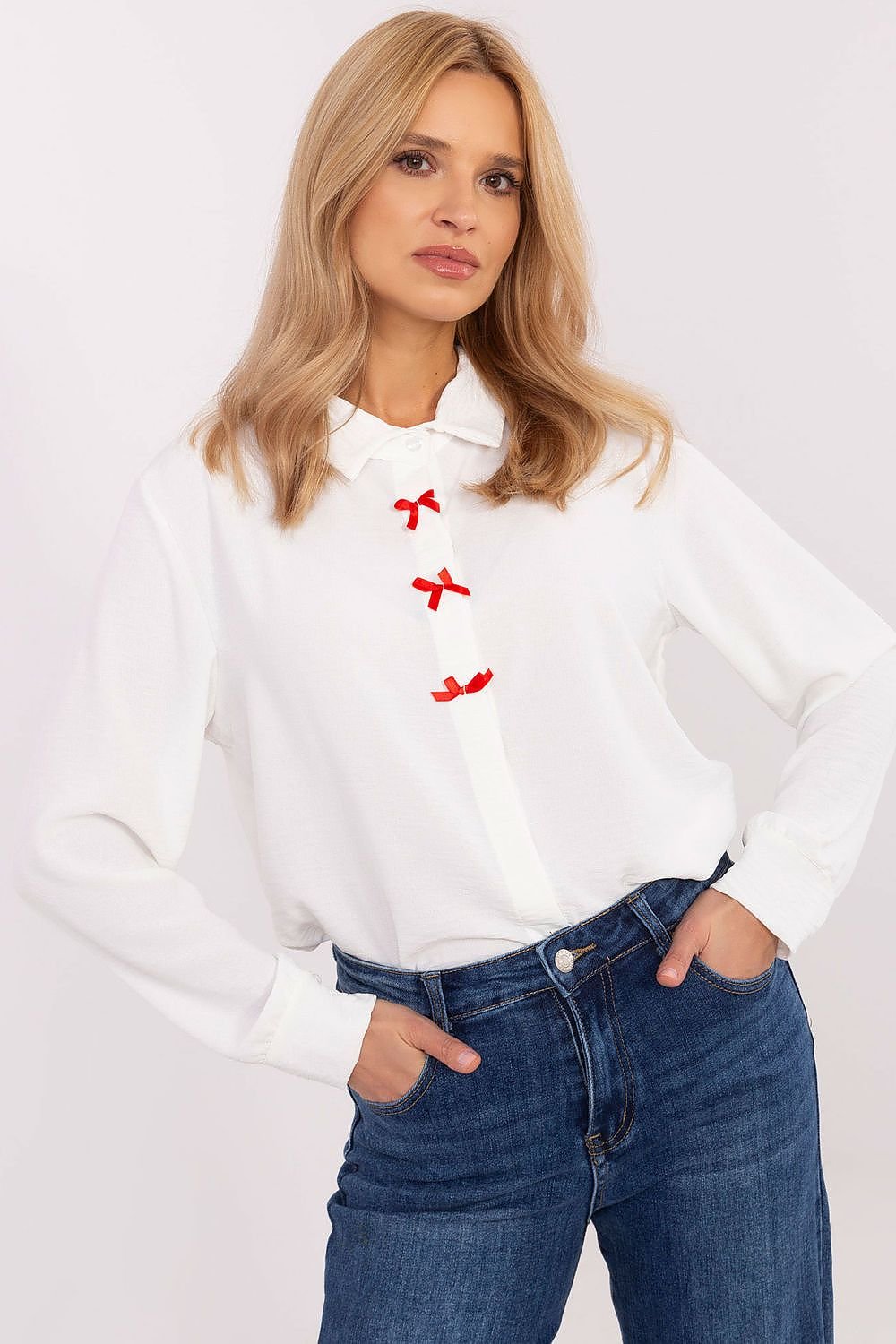 An elegant women's shirt with long sleeve