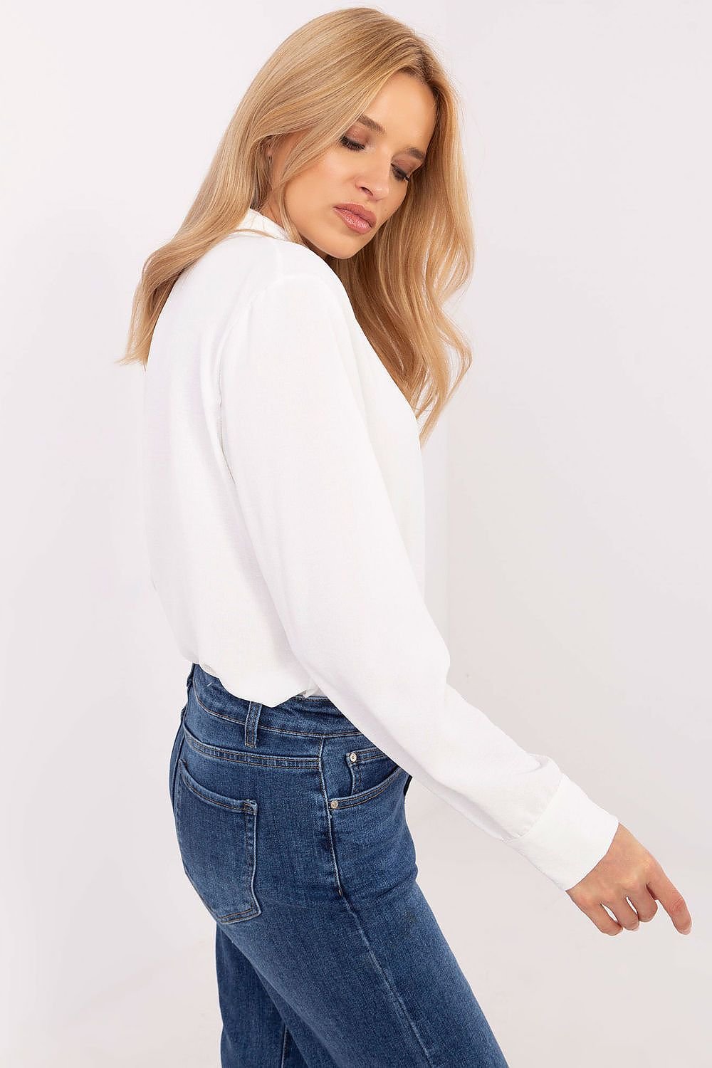 An elegant women's shirt with long sleeve