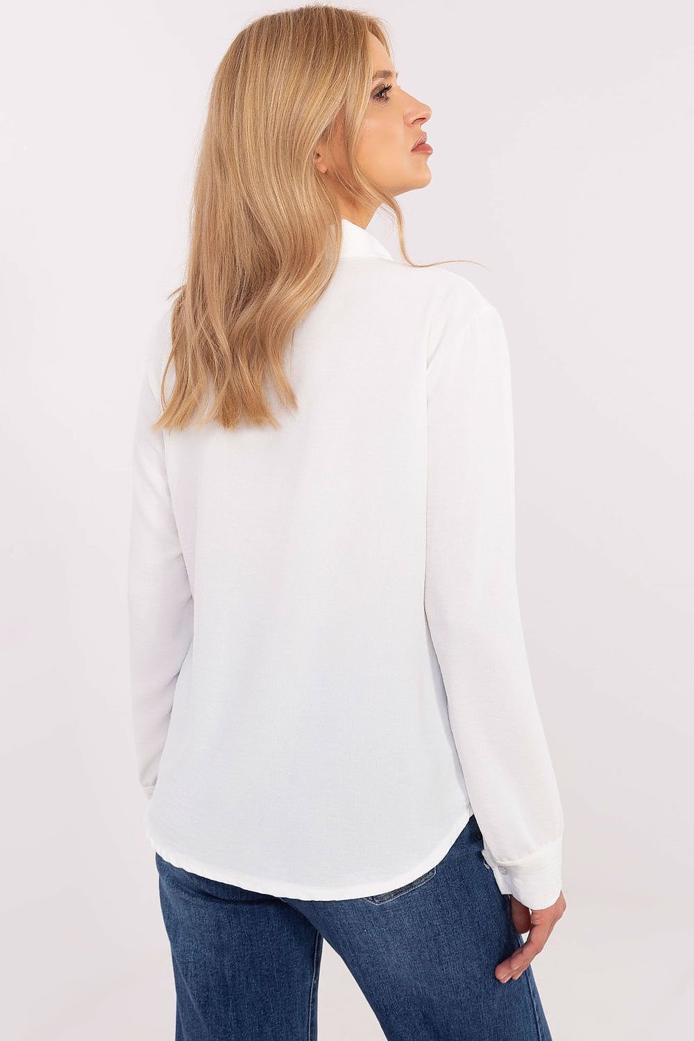 An elegant women's shirt with long sleeve