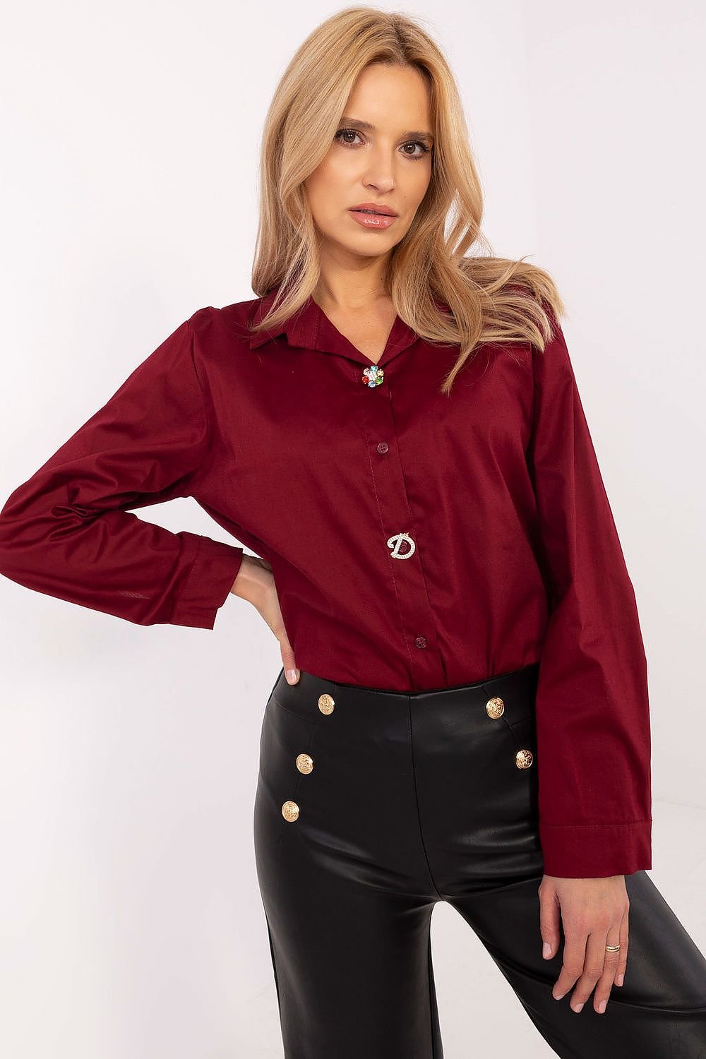 Elegant women's shirt with a classic cut and long sleeve