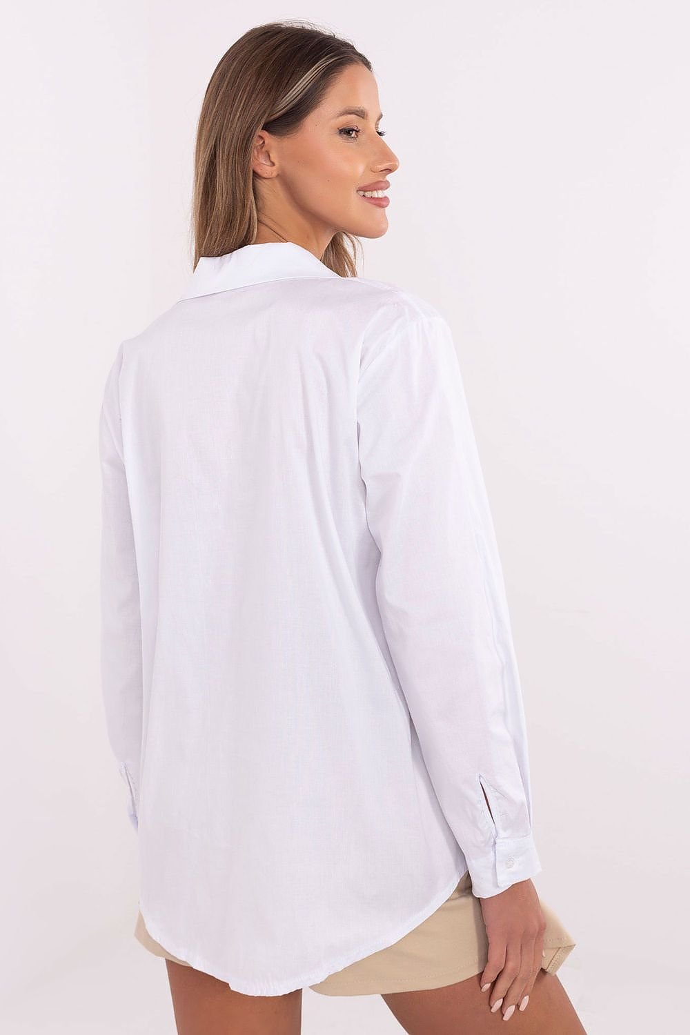 Elegant women's shirt with a classic cut and long sleeve