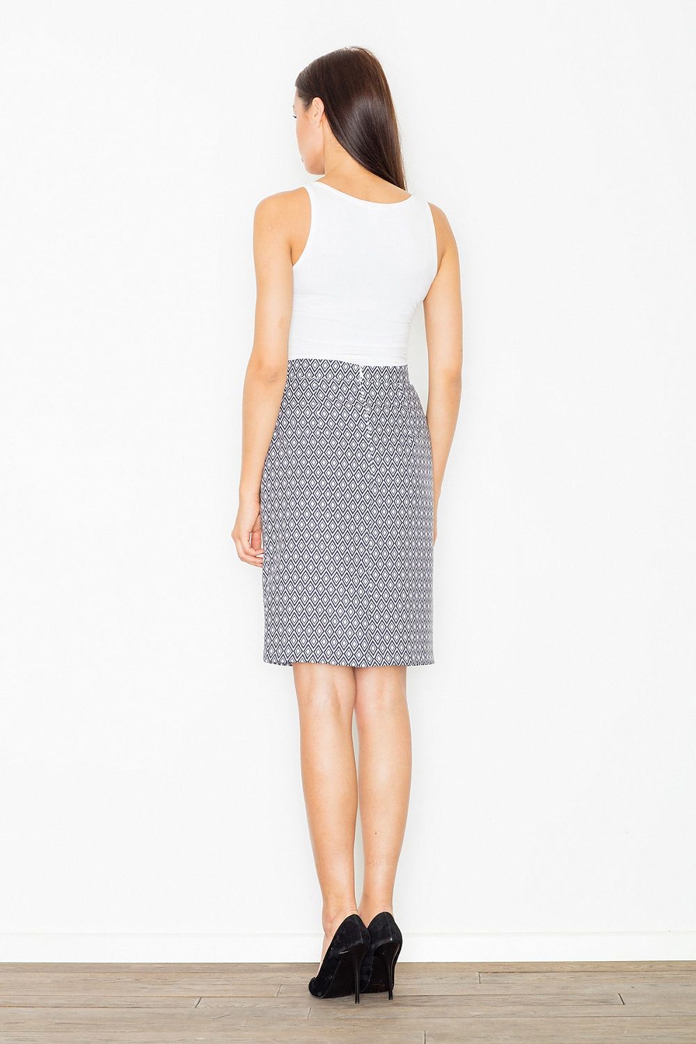 Simple, elegant pencil skirt with a covered zip