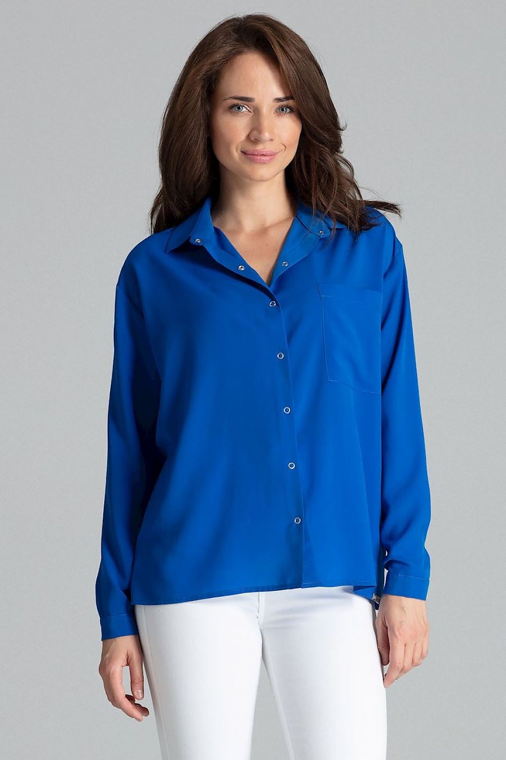 Simple cut shirt with a button-up fastening