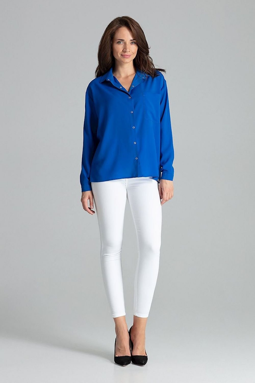 Simple cut shirt with a button-up fastening