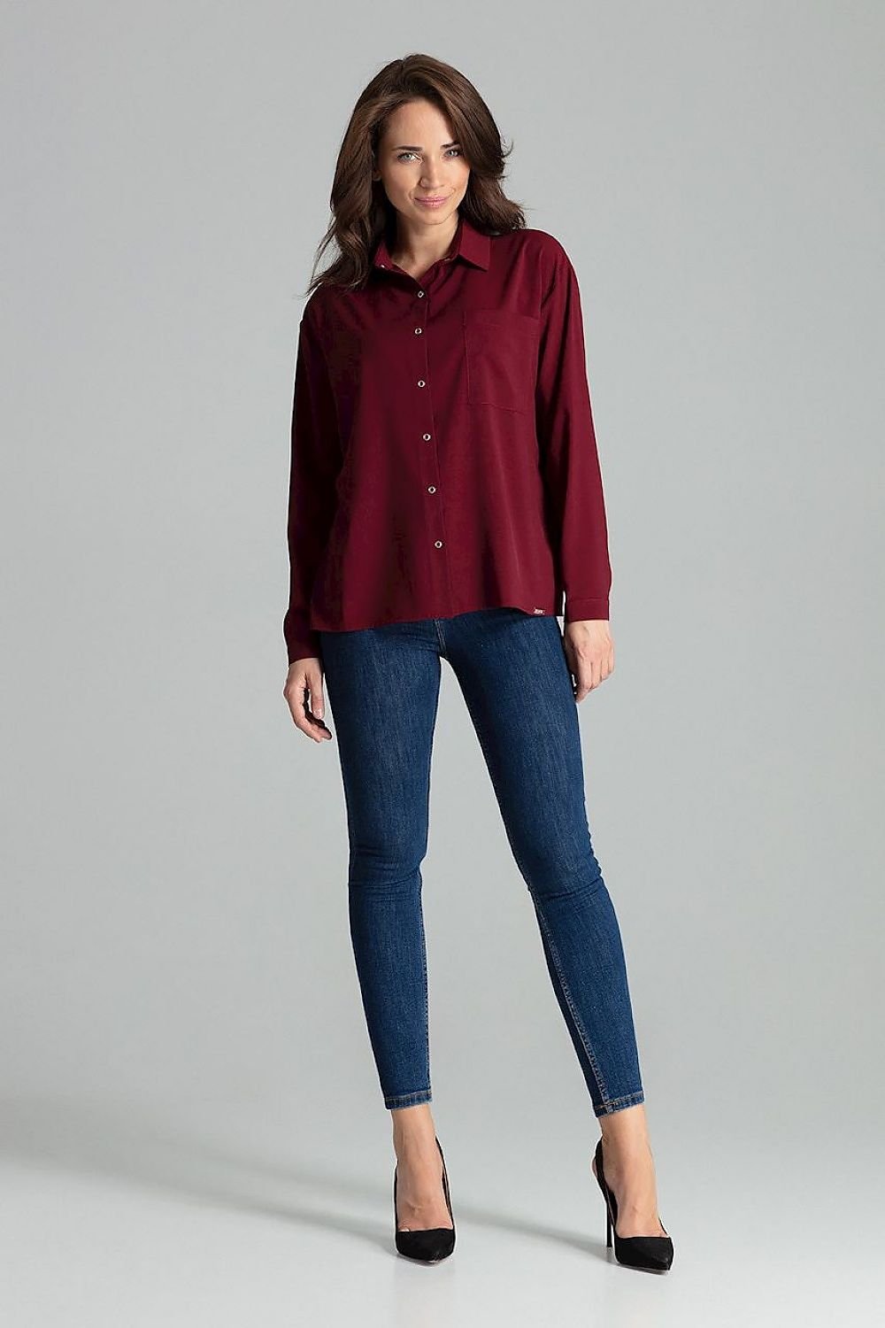 Simple cut shirt with a button-up fastening