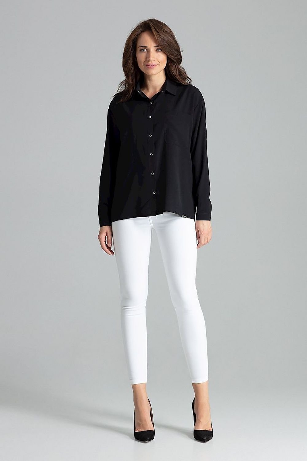 Simple cut shirt with a button-up fastening