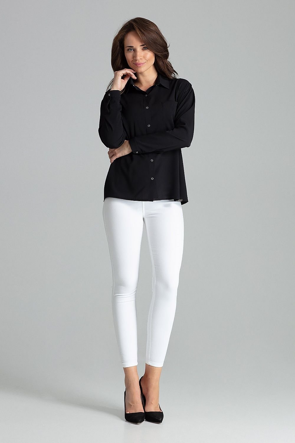 Simple cut shirt with a button-up fastening