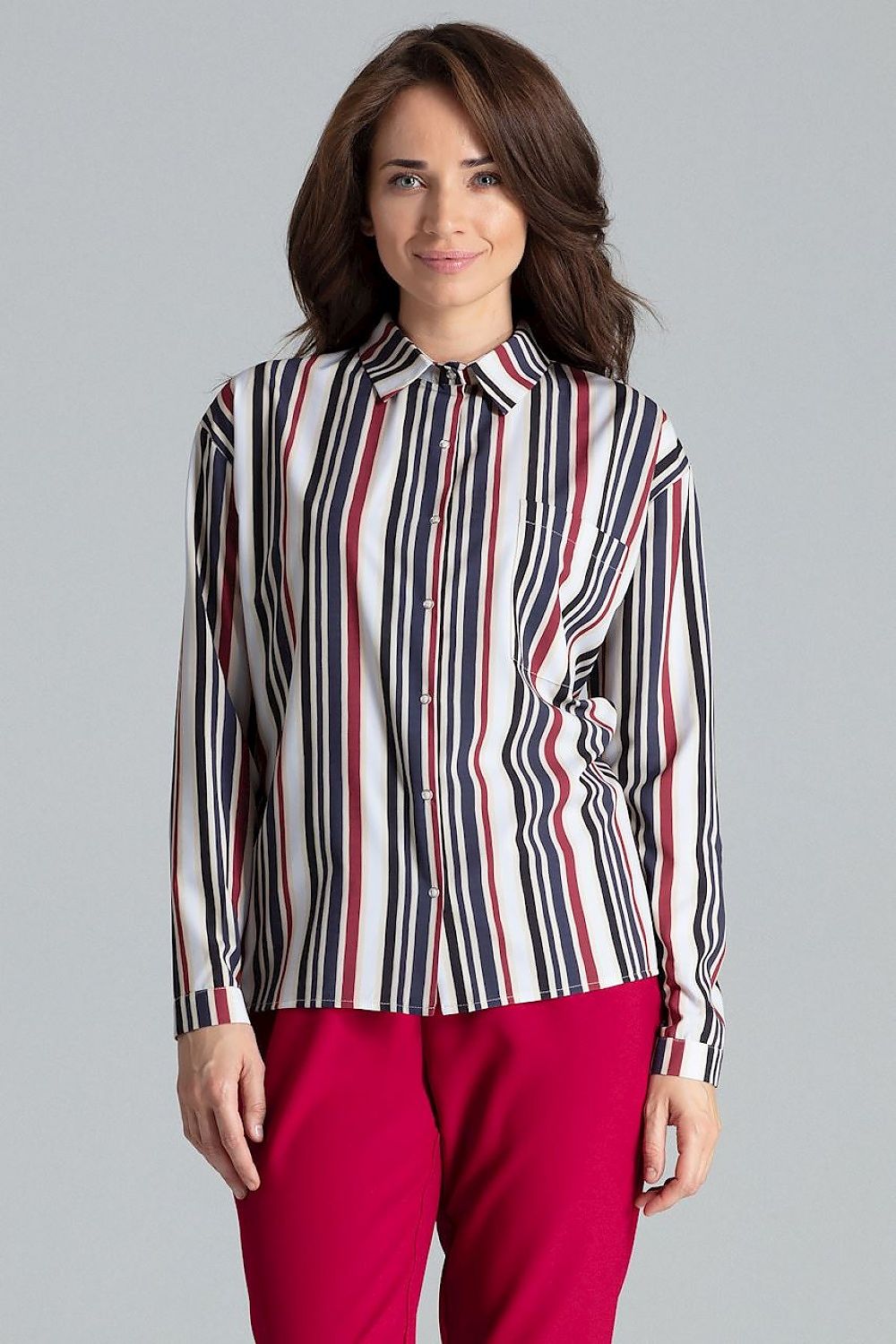 Simple cut shirt with a button-up fastening