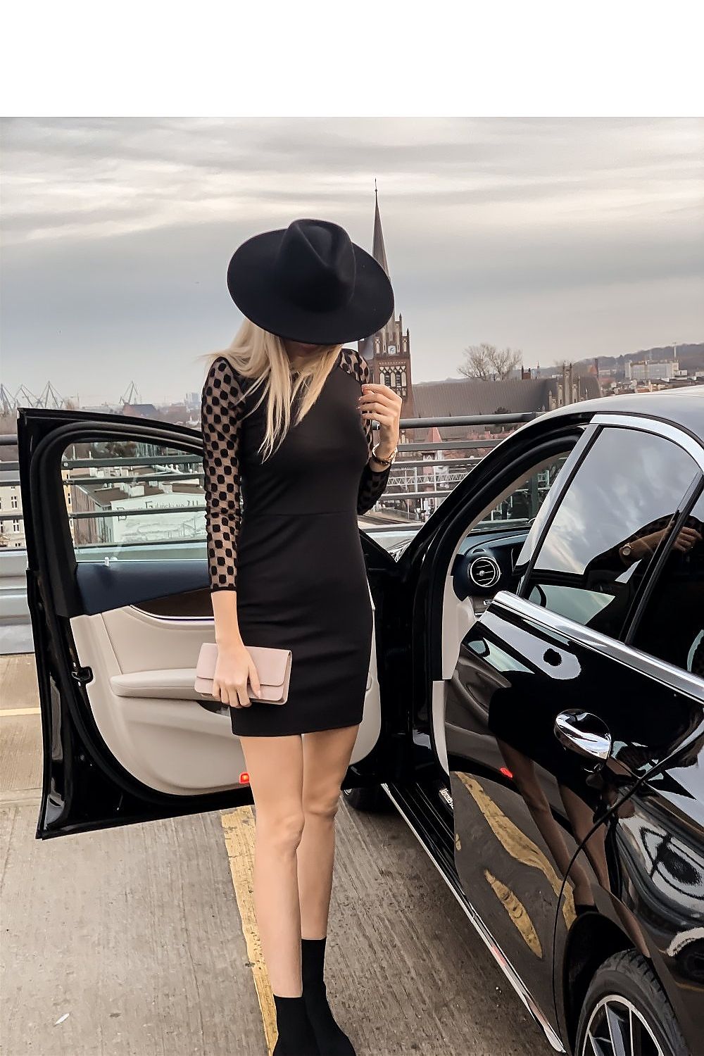 Women fashion long sleeve Elegant dress with a fitted cut