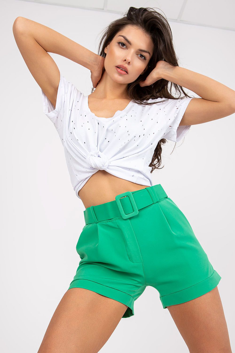 Elegant women's shorts with a zip and button closure