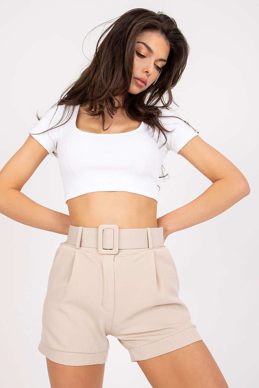 Elegant women's shorts with a zip and button closure