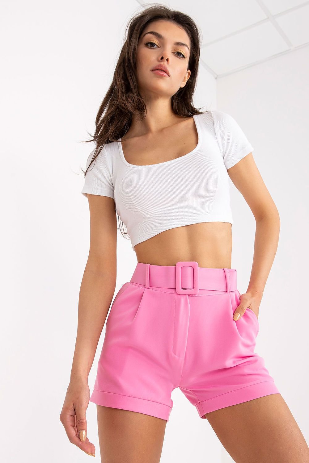 Elegant women's shorts with a zip and button closure