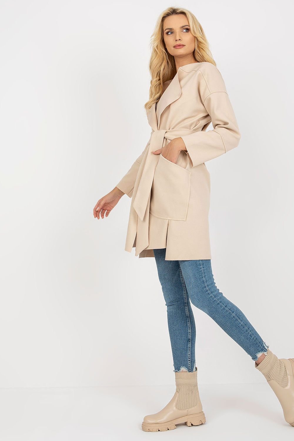 Thin women's coat with long sleeves