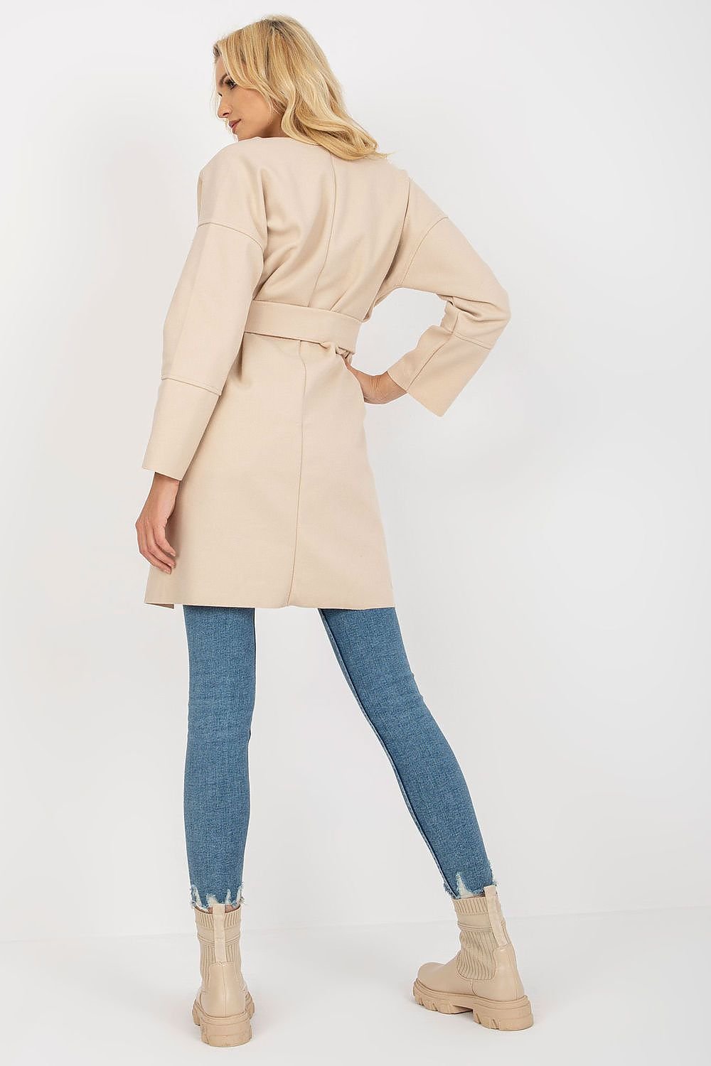 Thin women's coat with long sleeves