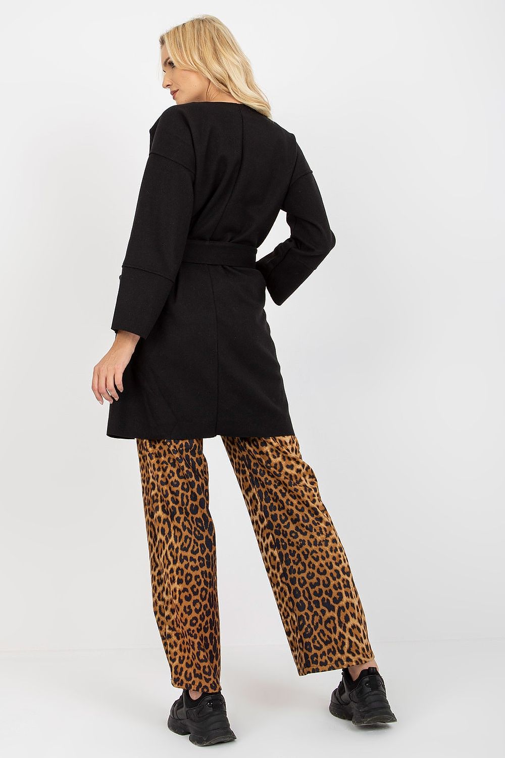 Thin women's coat with long sleeves