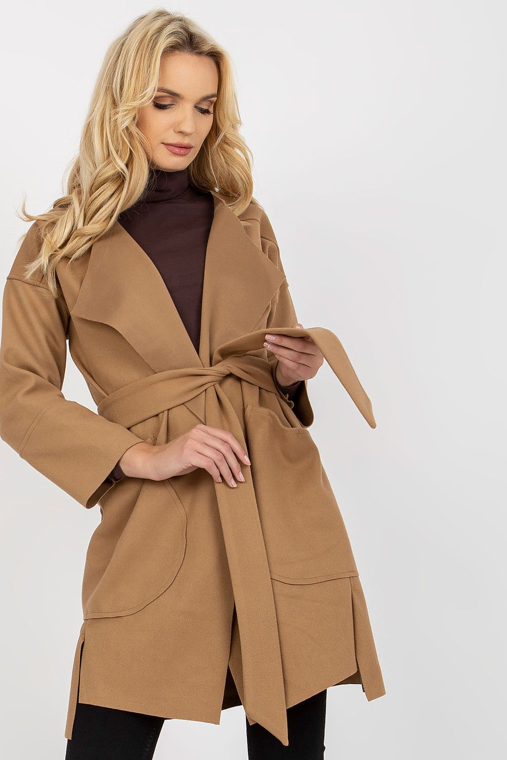 Thin women's coat with long sleeves