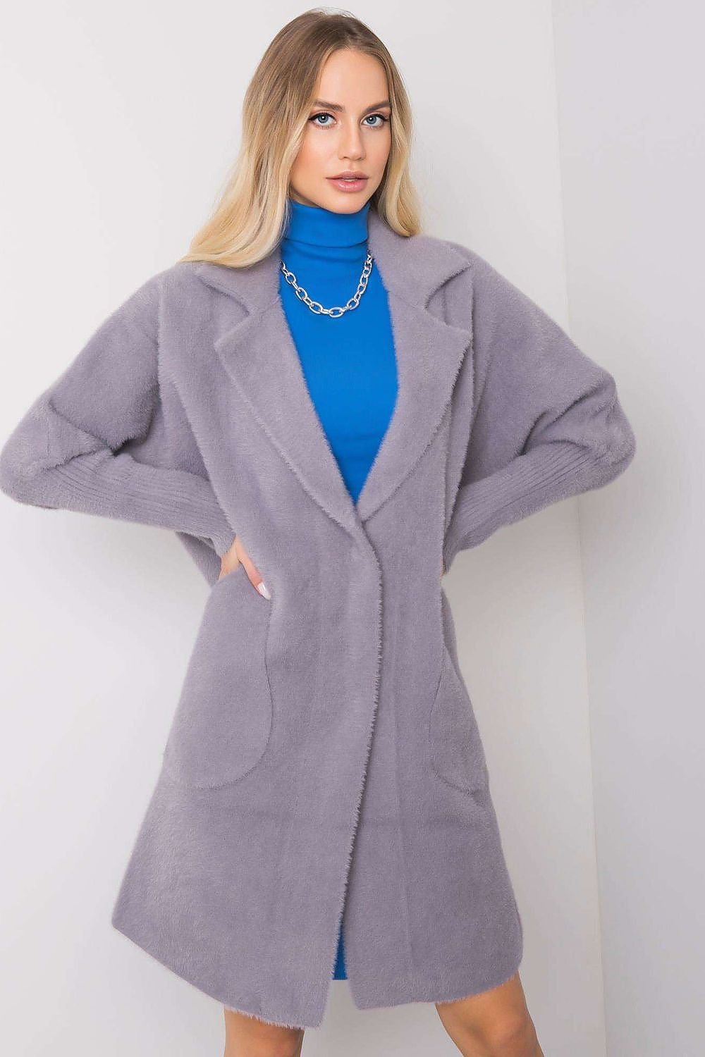 Women's coat with long sleeves