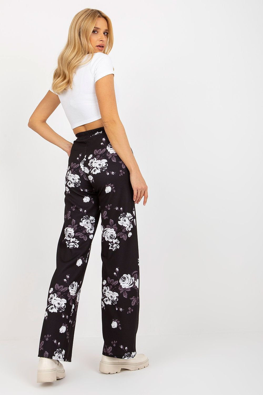 Simple yet elegant pants with wide legs and a high waist