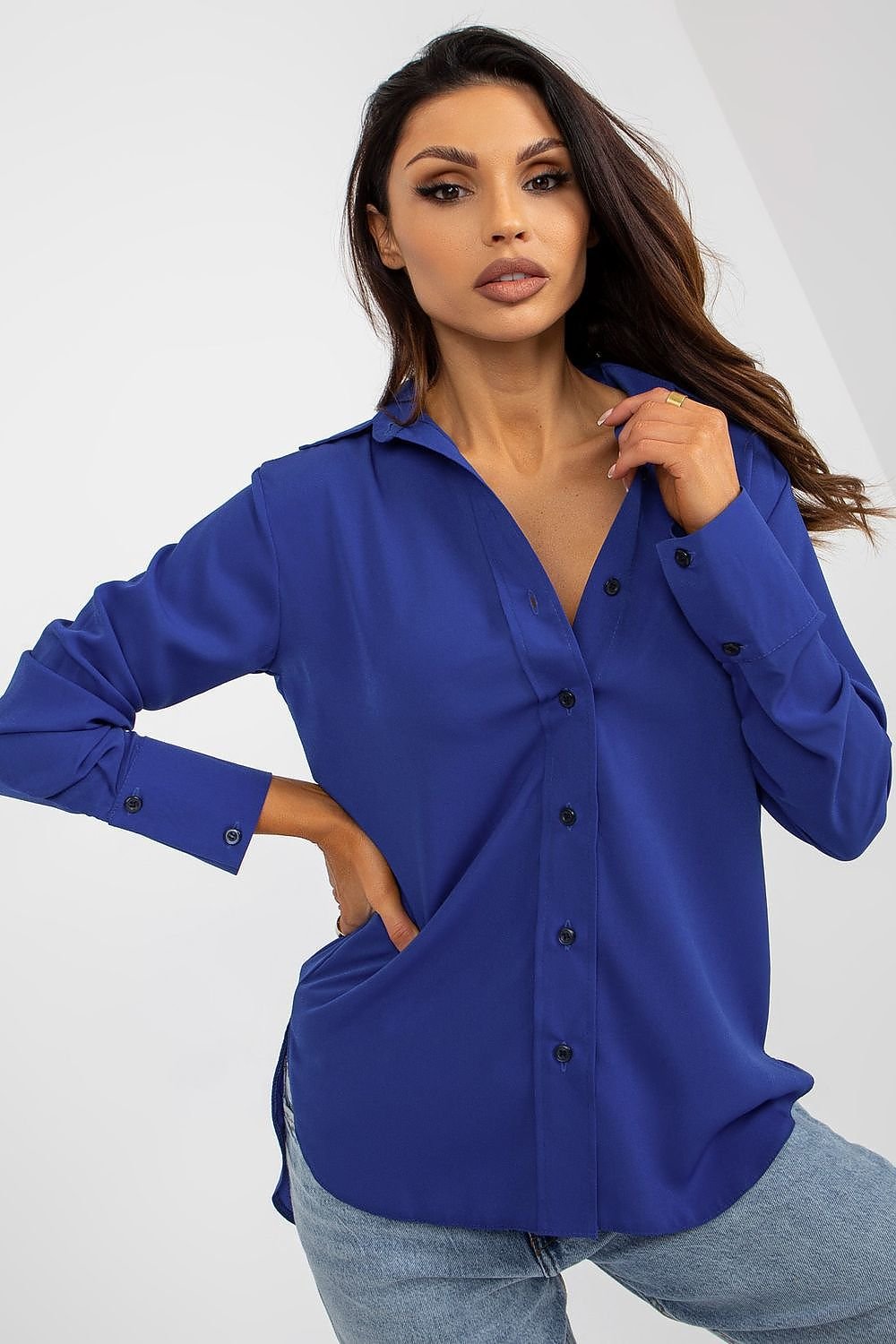 Women's button-down shirt with long sleeves