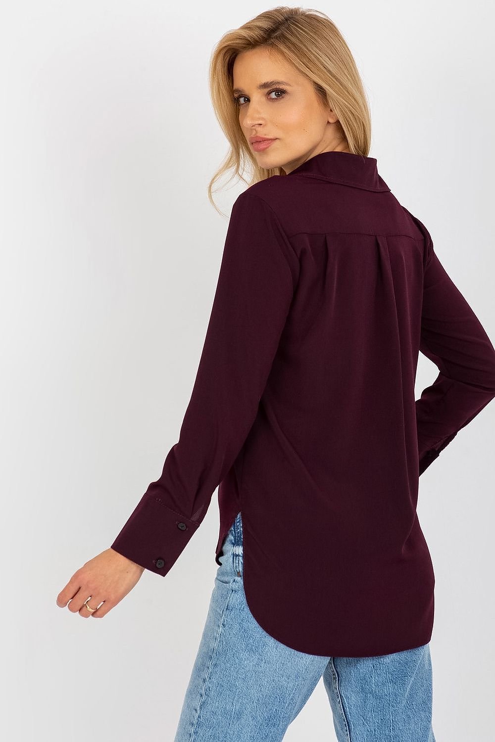 Women's button-down shirt with long sleeves