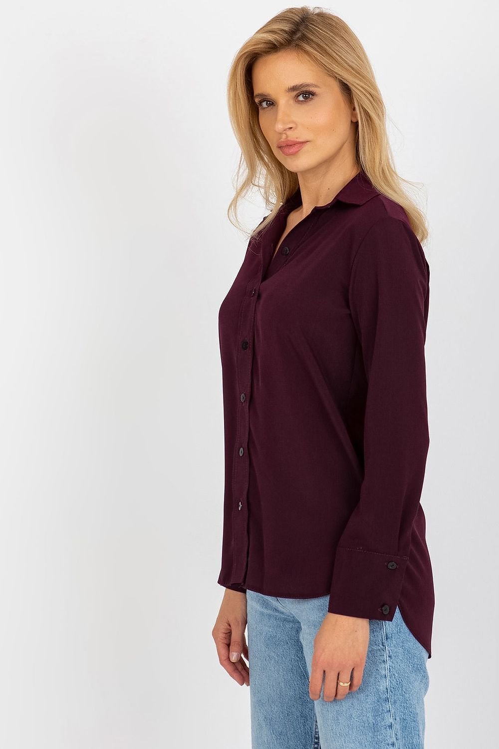 Women's button-down shirt with long sleeves