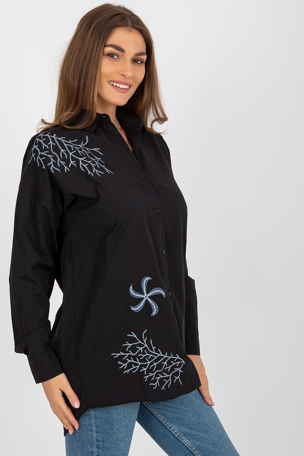 Women's shirt of loose fit with long sleeves