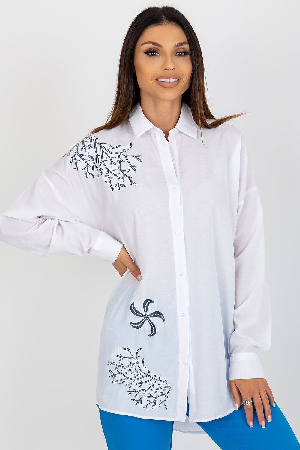 Women's shirt of loose fit with long sleeves