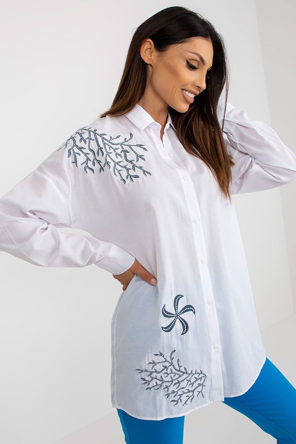 Women's shirt of loose fit with long sleeves