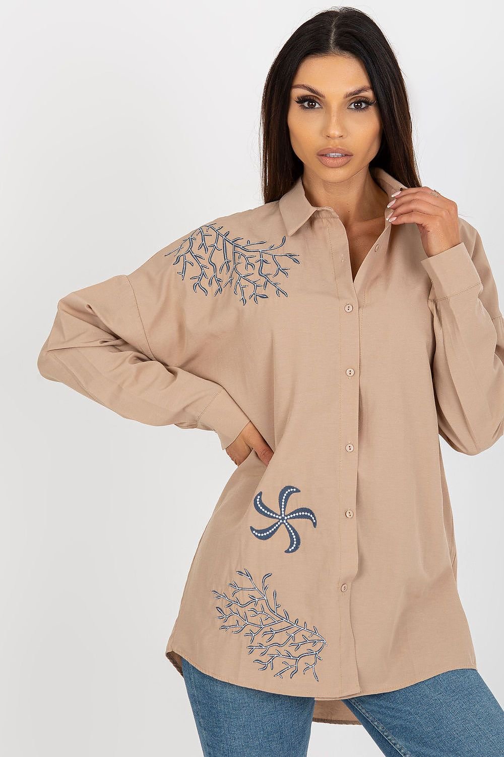 Women's shirt of loose fit with long sleeves