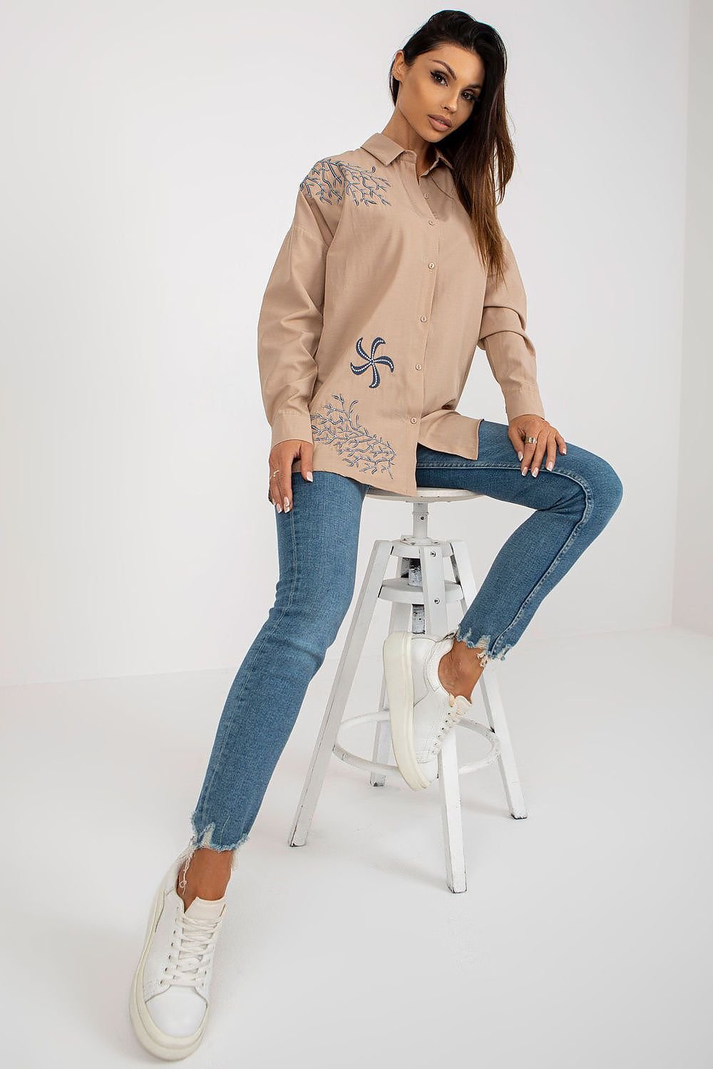 Women's shirt of loose fit with long sleeves