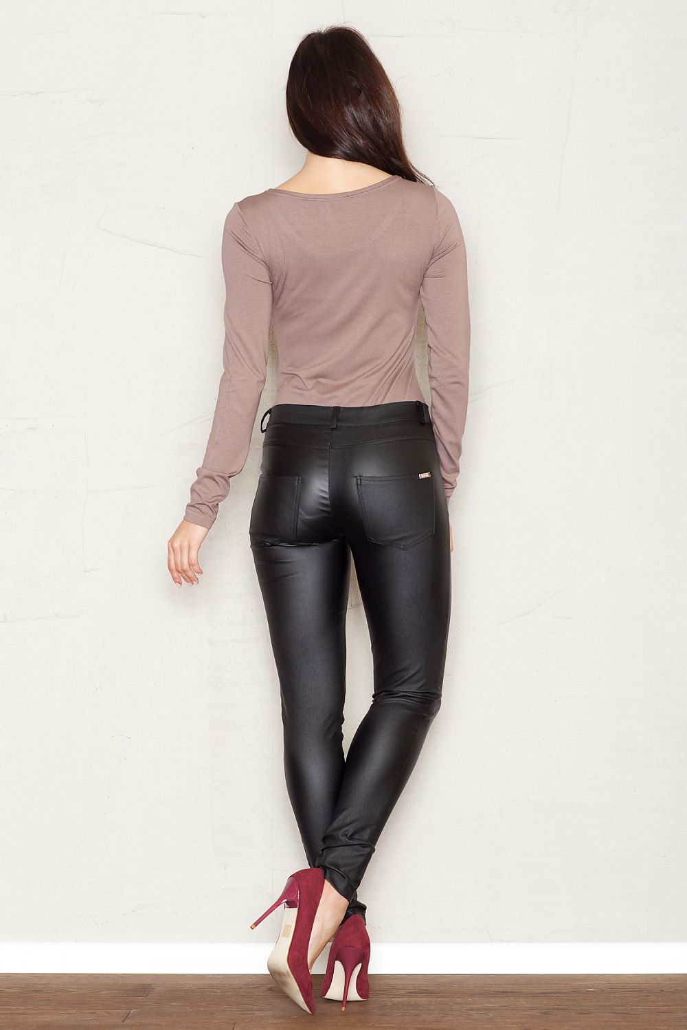 slim fit pant with front and back pockets