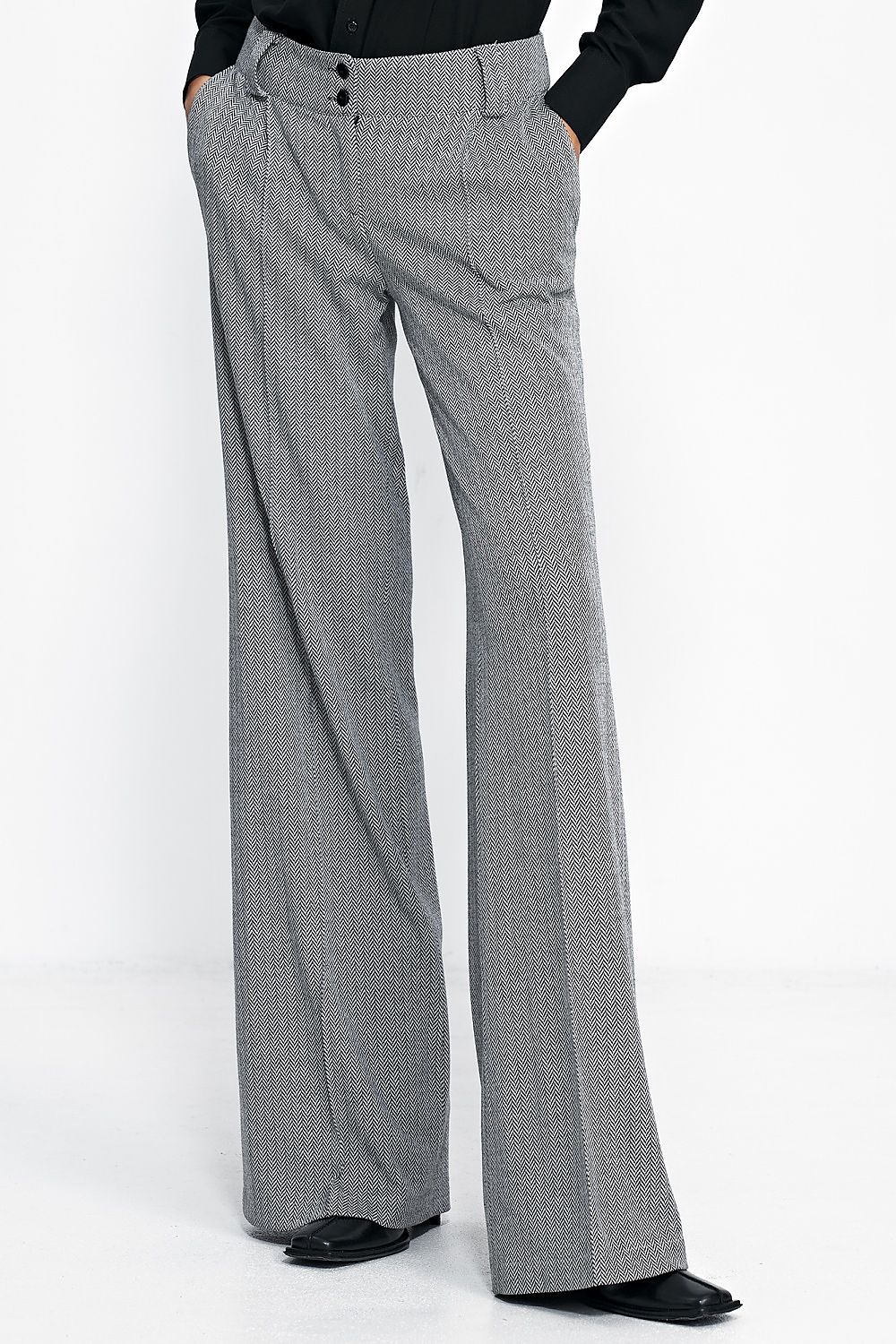 women slim-fitting pants