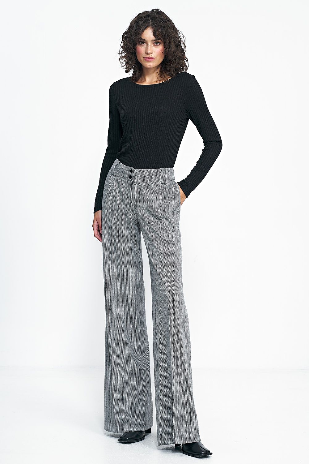 women slim-fitting pants