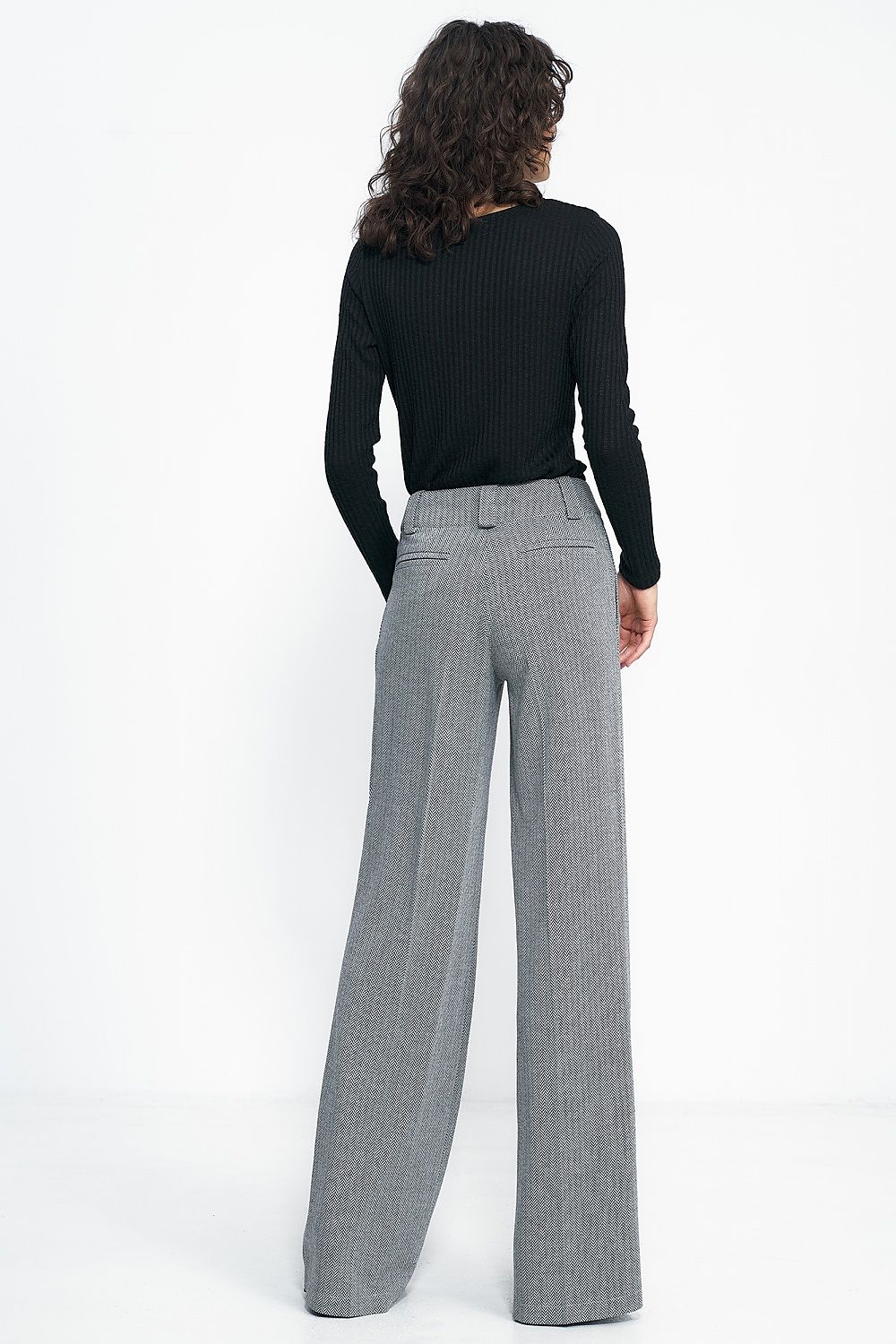 women slim-fitting pants